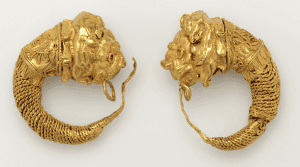 Boucles d’oreille à protome de lion, période de la grèce hellenitique.