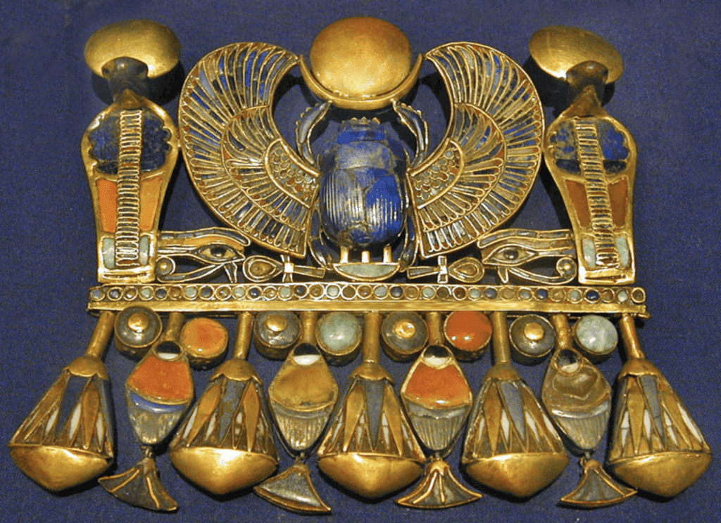 Pectoral scarabée de la tombe de toutankhamon
