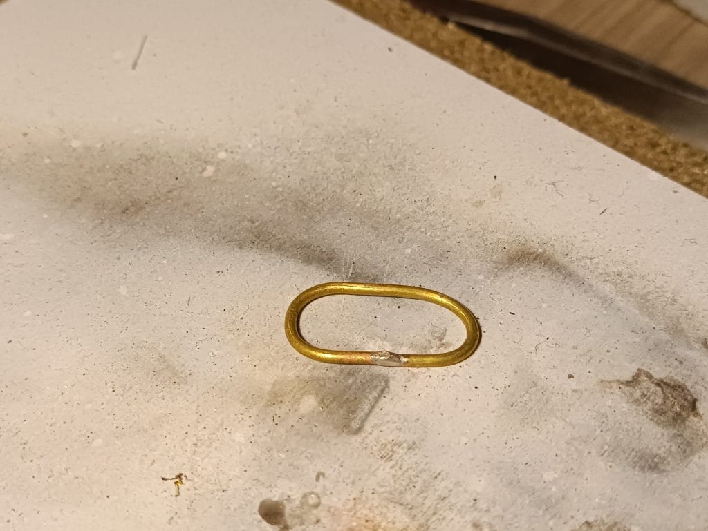 Bague en fil brasée et dérochée