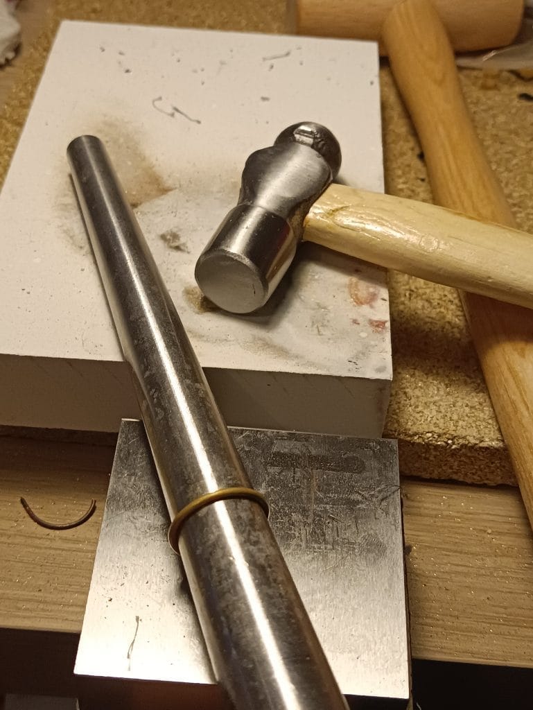 Remettre rond la bague au triboulet