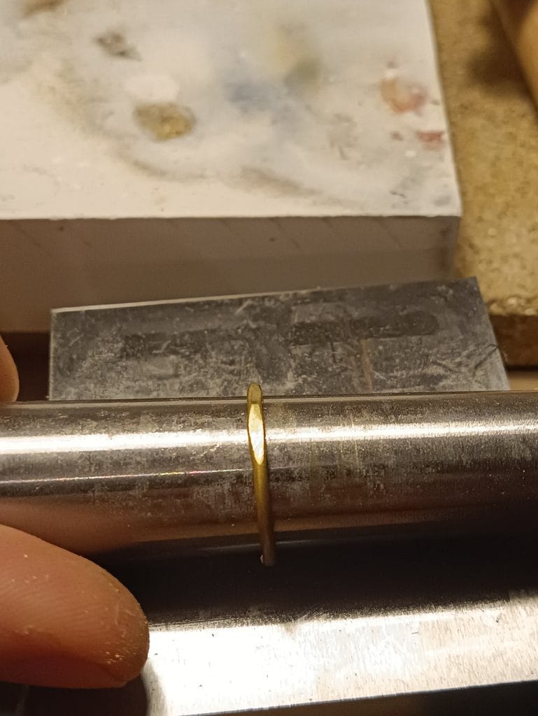 Fabrication des facettes au marteau